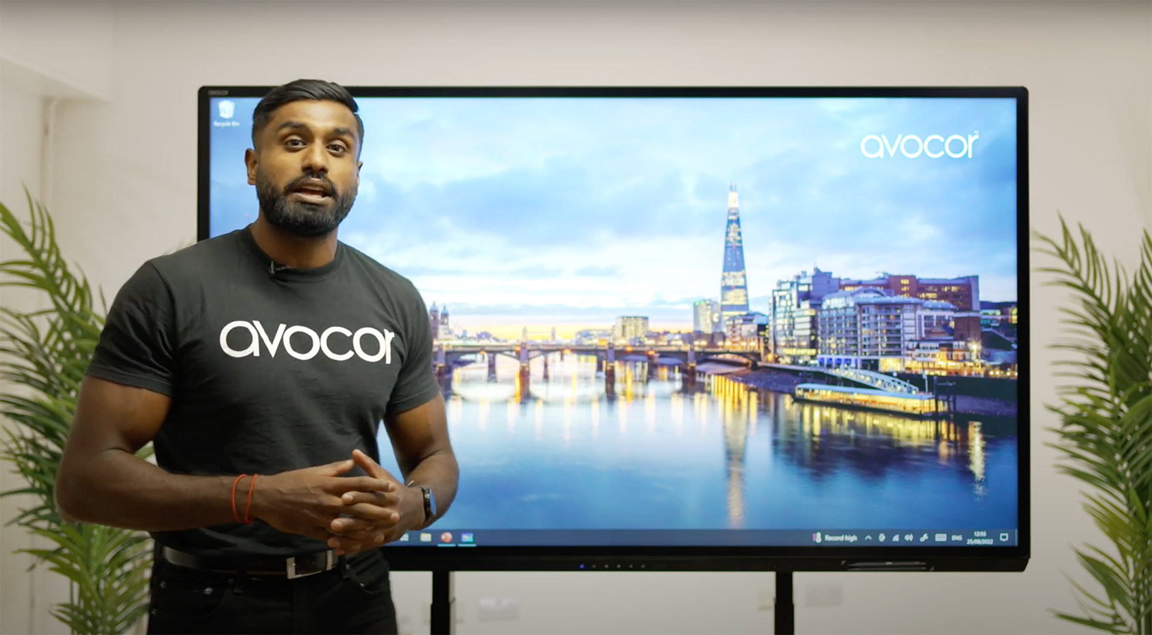 Man explaining Avocor G series